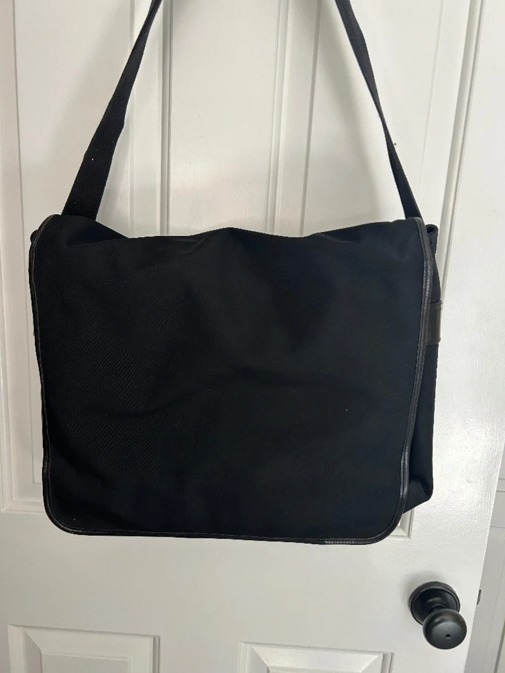 Banana Replublic Classic 2000s messenger bag - black nylon with leather trim